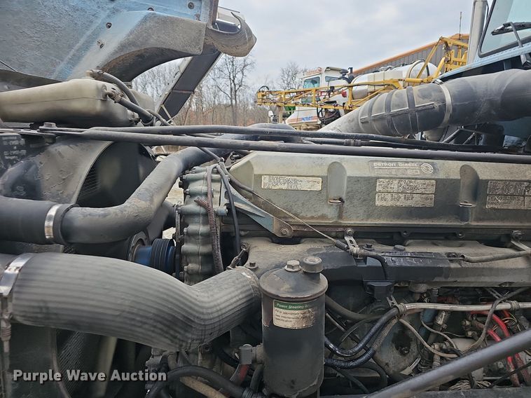 image for item EJ6053 2001 Freightliner  Classic XL semi truck