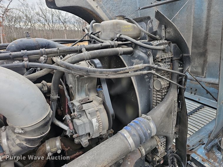 image for item EJ6053 2001 Freightliner  Classic XL semi truck