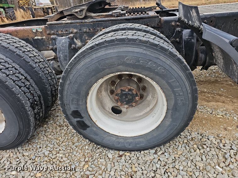 image for item EJ6053 2001 Freightliner  Classic XL semi truck