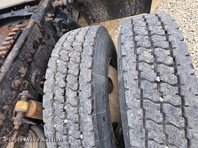 image for item EJ6053 2001 Freightliner  Classic XL semi truck