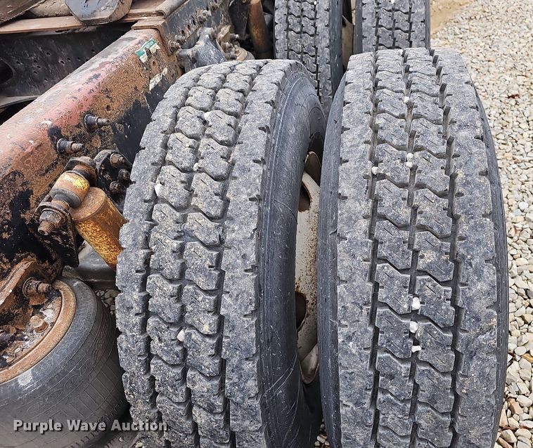 image for item EJ6053 2001 Freightliner  Classic XL semi truck