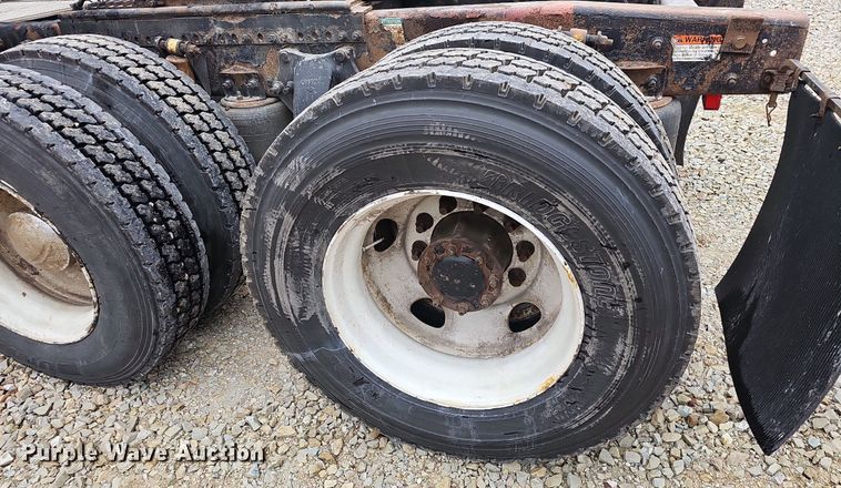 image for item EJ6053 2001 Freightliner  Classic XL semi truck