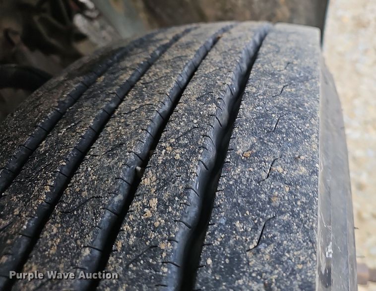 image for item EJ6053 2001 Freightliner  Classic XL semi truck