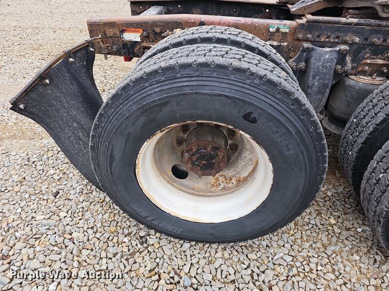 image for item EJ6053 2001 Freightliner  Classic XL semi truck