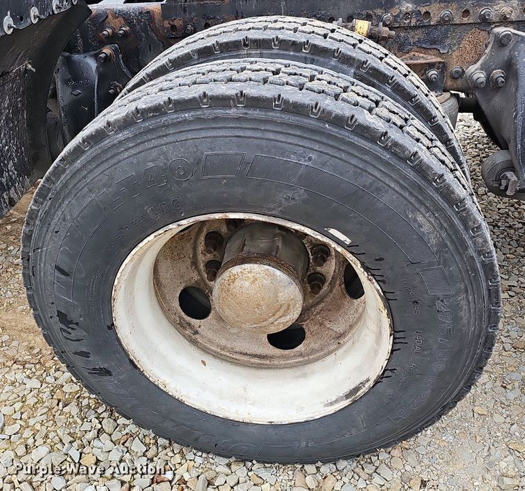 image for item EJ6053 2001 Freightliner  Classic XL semi truck