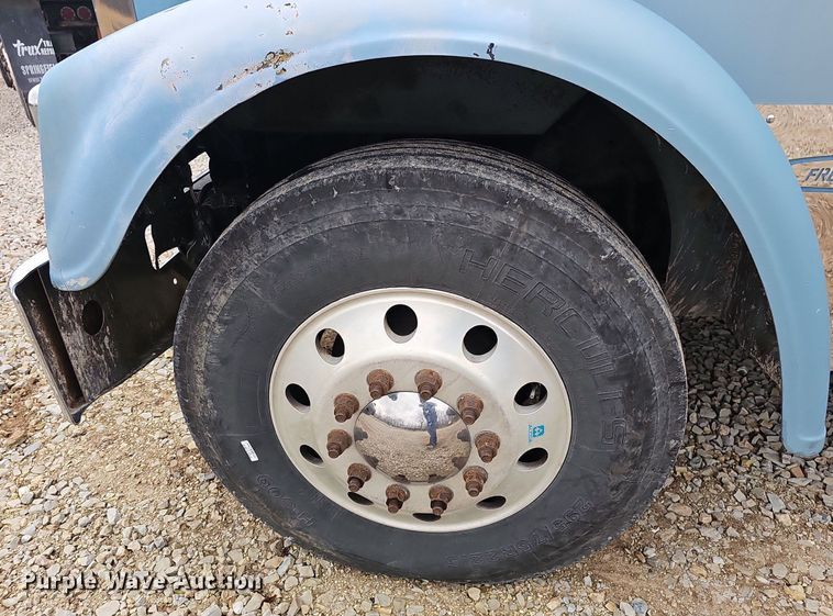 image for item EJ6053 2001 Freightliner  Classic XL semi truck