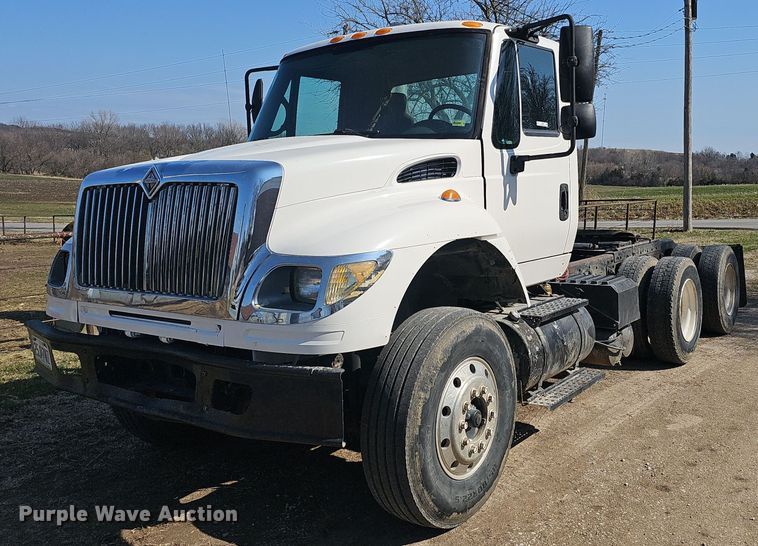 image for item EJ6062 2004 International 7600 semi truck