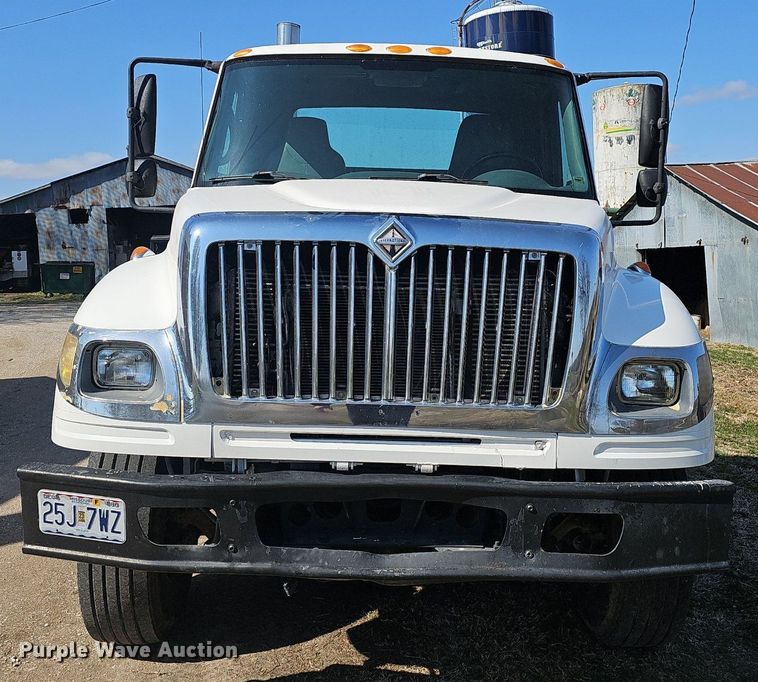 image for item EJ6062 2004 International 7600 semi truck