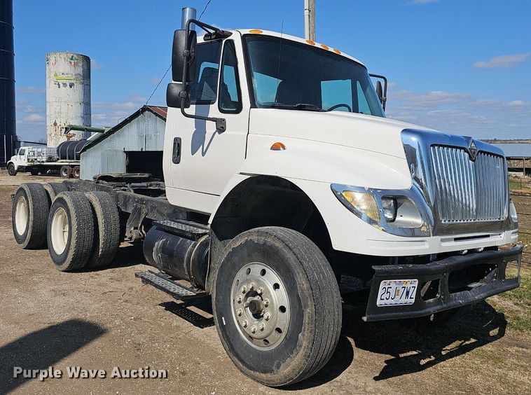 image for item EJ6062 2004 International 7600 semi truck