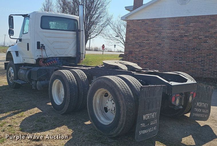 image for item EJ6062 2004 International 7600 semi truck