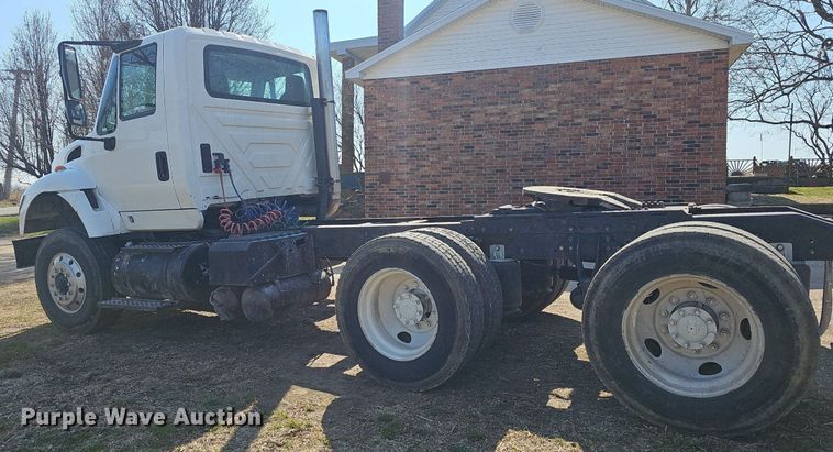 image for item EJ6062 2004 International 7600 semi truck