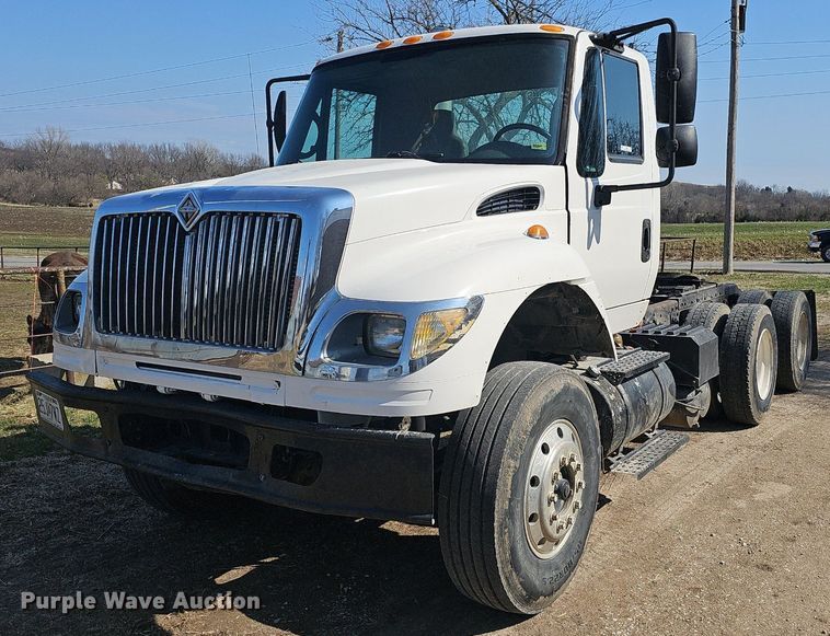 image for item EJ6062 2004 International 7600 semi truck