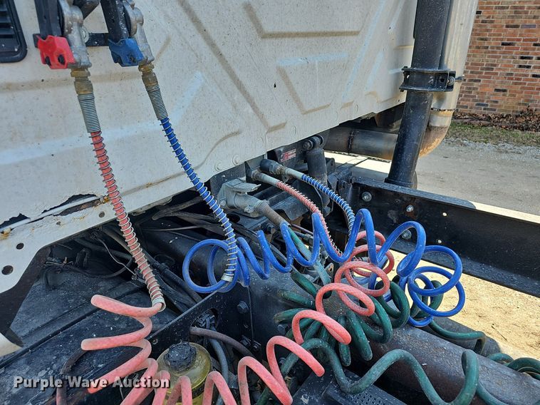 image for item EJ6062 2004 International 7600 semi truck