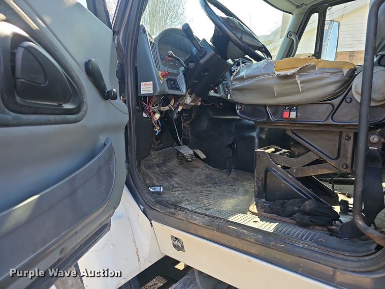 image for item EJ6062 2004 International 7600 semi truck