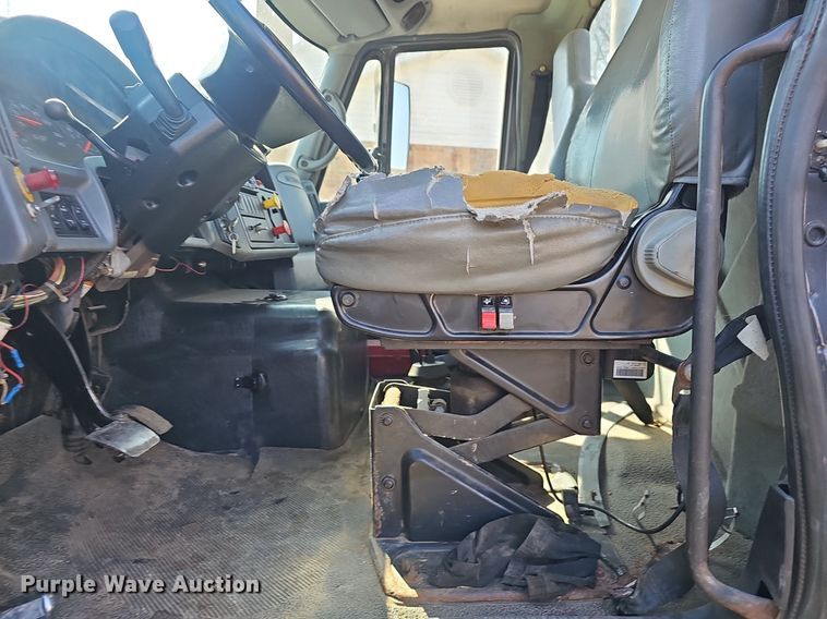 image for item EJ6062 2004 International 7600 semi truck