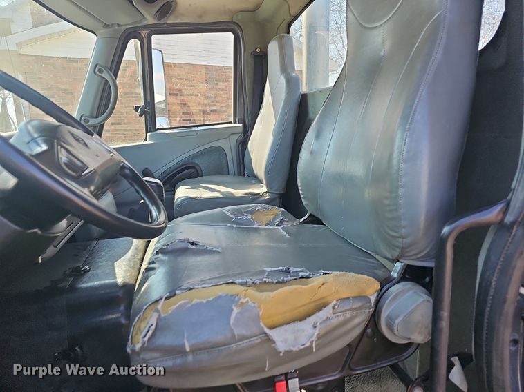 image for item EJ6062 2004 International 7600 semi truck