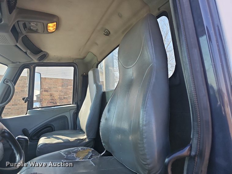 image for item EJ6062 2004 International 7600 semi truck