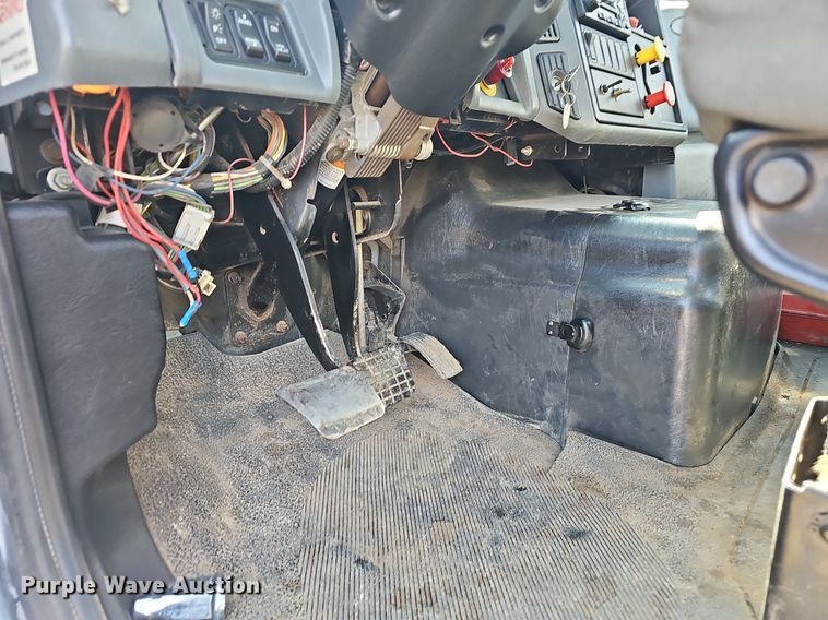 image for item EJ6062 2004 International 7600 semi truck