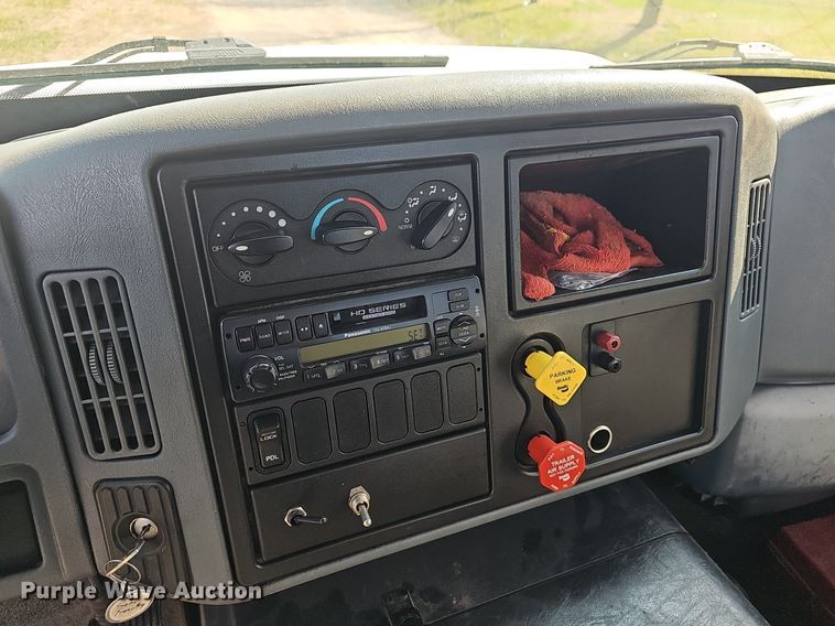 image for item EJ6062 2004 International 7600 semi truck