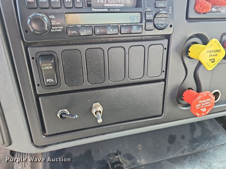 image for item EJ6062 2004 International 7600 semi truck