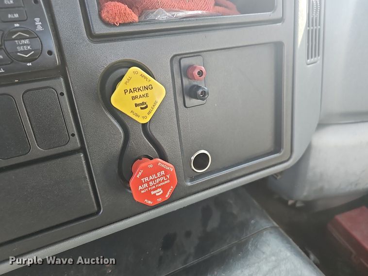 image for item EJ6062 2004 International 7600 semi truck