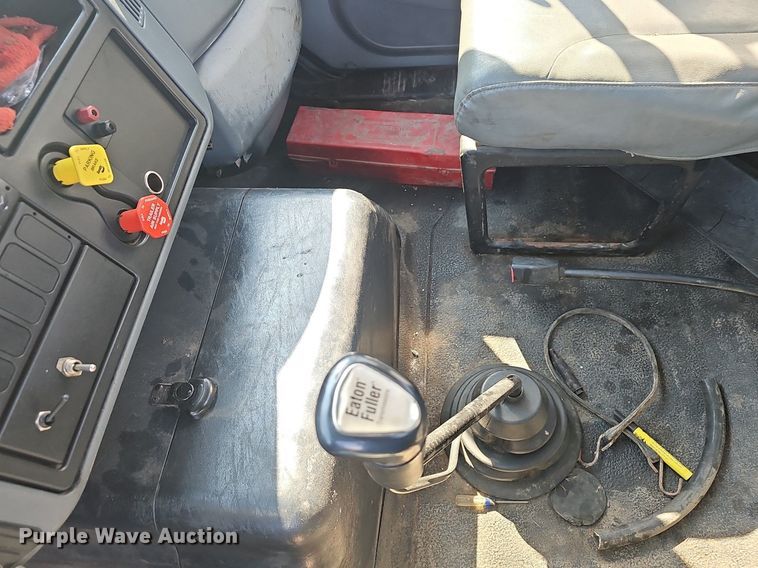 image for item EJ6062 2004 International 7600 semi truck