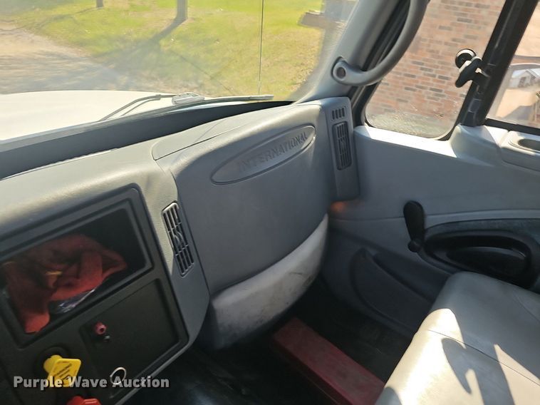 image for item EJ6062 2004 International 7600 semi truck