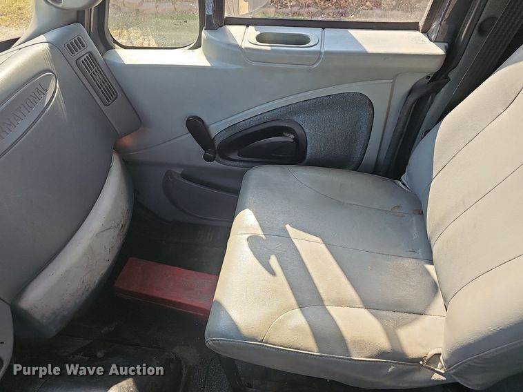 image for item EJ6062 2004 International 7600 semi truck