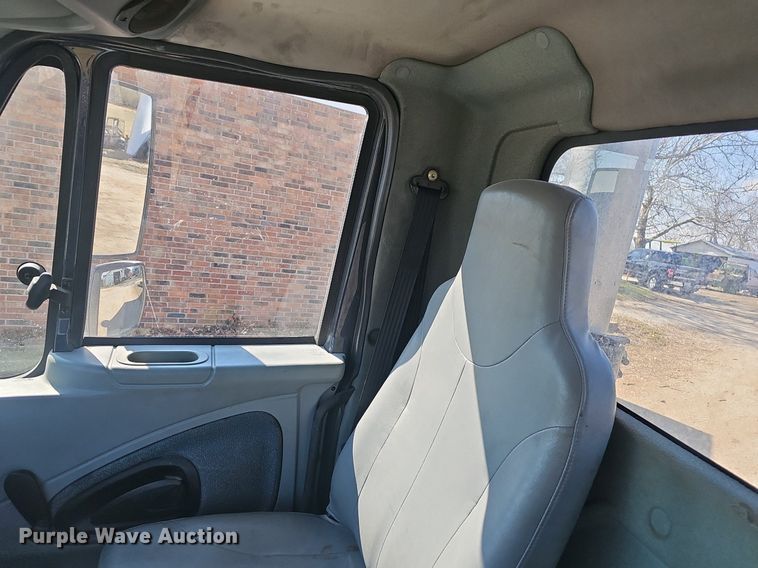 image for item EJ6062 2004 International 7600 semi truck