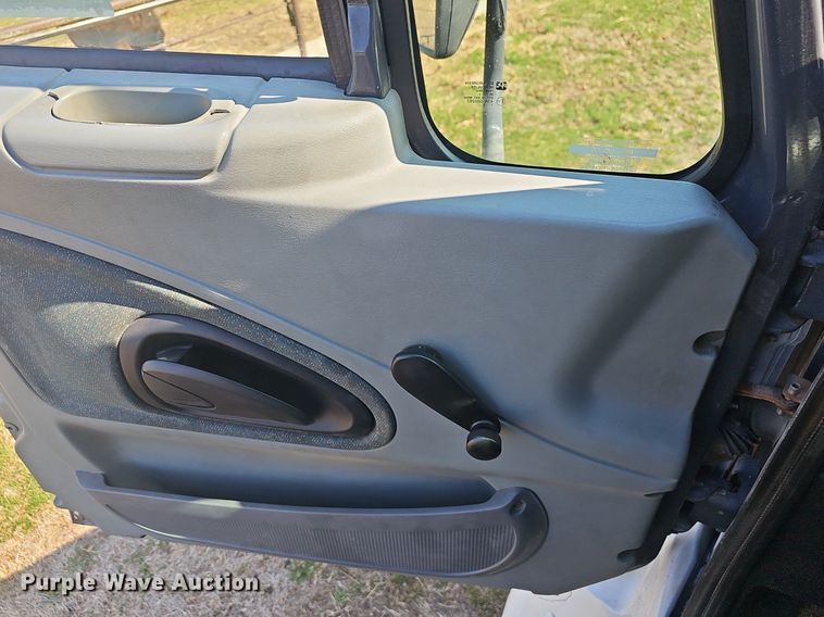 image for item EJ6062 2004 International 7600 semi truck