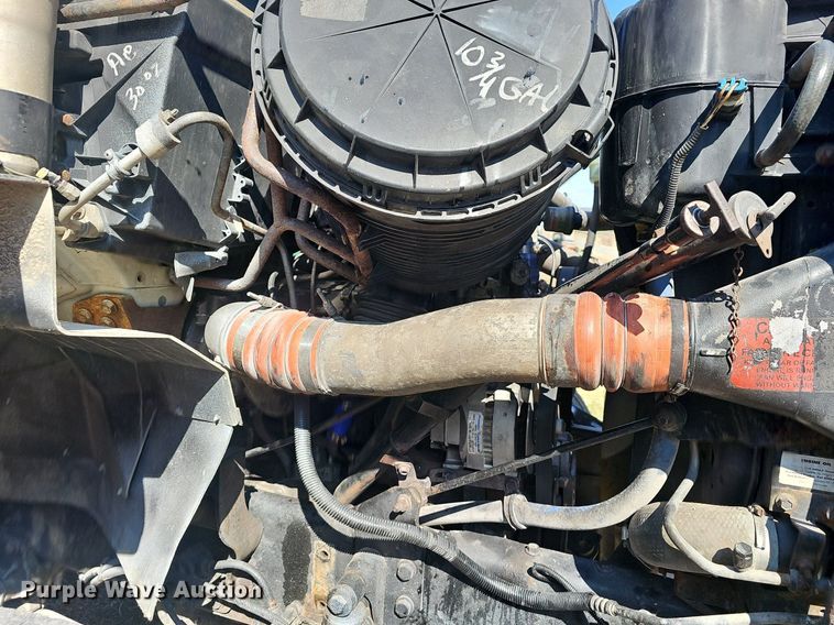 image for item EJ6062 2004 International 7600 semi truck