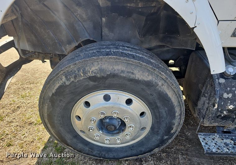 image for item EJ6062 2004 International 7600 semi truck