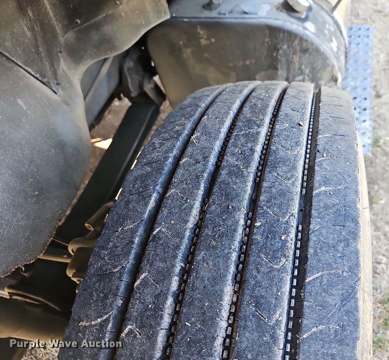 image for item EJ6062 2004 International 7600 semi truck