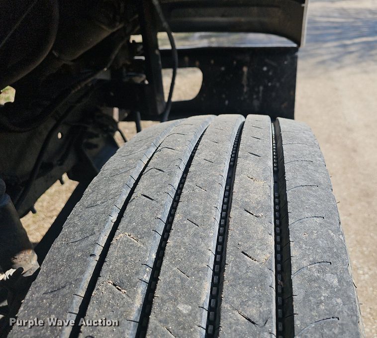 image for item EJ6062 2004 International 7600 semi truck