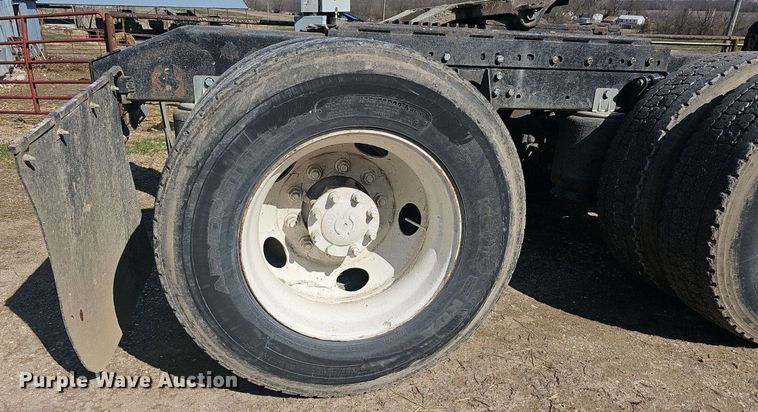 image for item EJ6062 2004 International 7600 semi truck