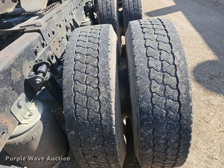 image for item EJ6062 2004 International 7600 semi truck