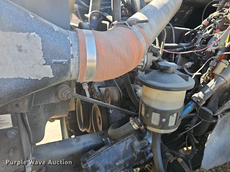 image for item EJ6062 2004 International 7600 semi truck