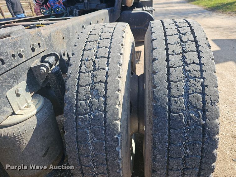 image for item EJ6062 2004 International 7600 semi truck