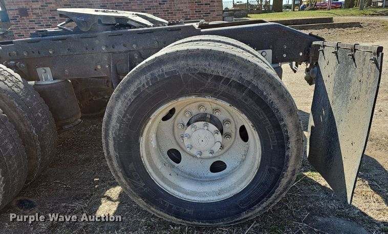 image for item EJ6062 2004 International 7600 semi truck