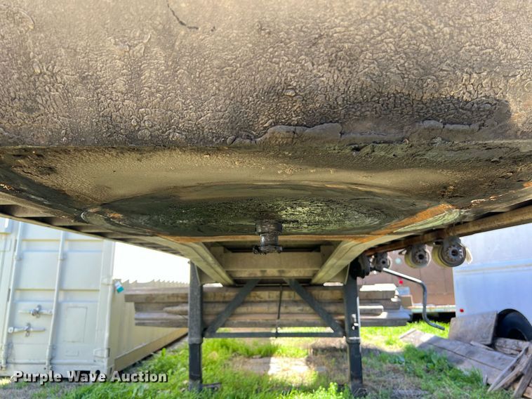 image for item KV9866 1996 Reitnouer flatbed trailer