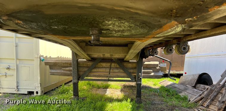 image for item KV9866 1996 Reitnouer flatbed trailer