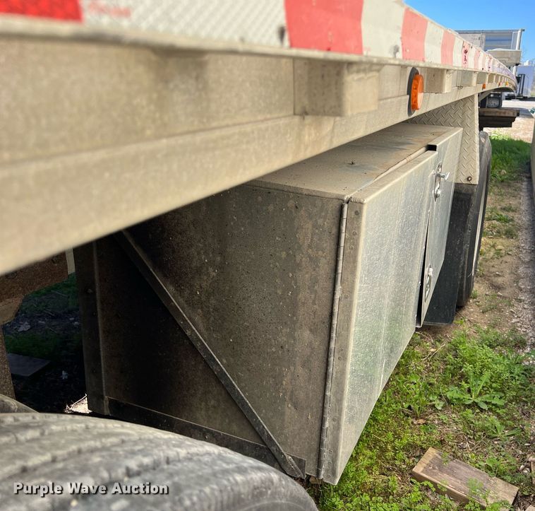image for item KV9866 1996 Reitnouer flatbed trailer