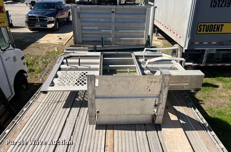 image for item KV9866 1996 Reitnouer flatbed trailer