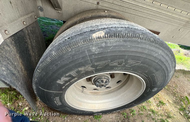 image for item KV9866 1996 Reitnouer flatbed trailer