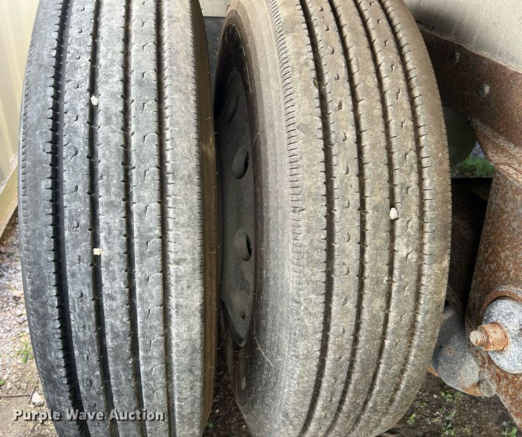 image for item KV9866 1996 Reitnouer flatbed trailer