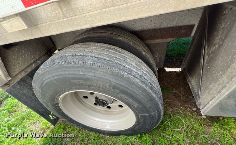 image for item KV9866 1996 Reitnouer flatbed trailer