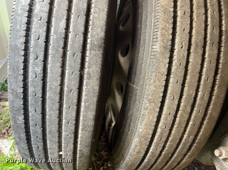 image for item KV9866 1996 Reitnouer flatbed trailer