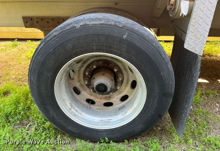 image for item KV9866 1996 Reitnouer flatbed trailer