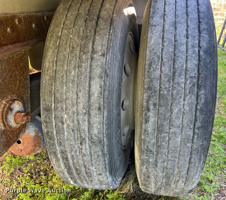 image for item KV9866 1996 Reitnouer flatbed trailer