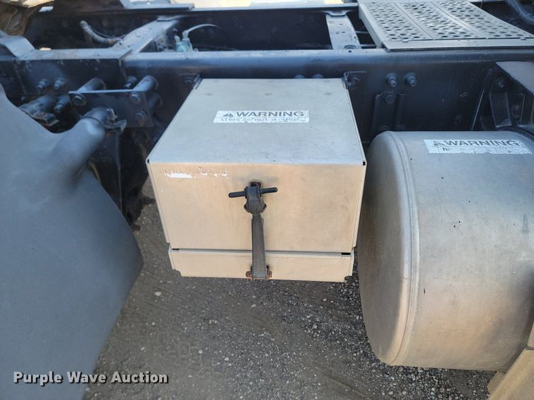 image for item LA9754 1998 Freightliner  FLD112 semi truck